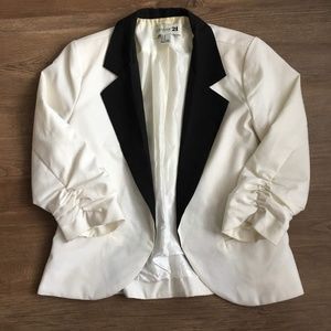 Cropped black/off-white blazer w/ruched 3/4 sleeve